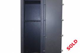 Mutual RHS 13 – 6 Gun Rifle Safe, The RHS 13-6 Gun Safe offers great value for money and will ensure secure storage of firearm products, such as rifles, guns and ammunition. The RHS13 -6 is a SABS approved safe.

Mutual’s SABS as well as SAPS approved rifle safe with 3mm Body and 6mm Door.