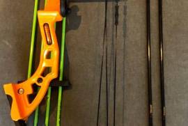 Compound Youth Bow , Excellent condition and includes two spare arrows 