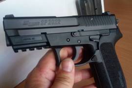 Sig Sauer SP2022, Almost brand new SP2022 in 9mm, two mags with extra grip.