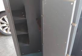 5 rifle mutual safe, 5 rifle Mutual safe for sale

SABS APPROVED

x2 keys

alot of storage space



1300 high by 350 deep by 400 wide



contact me on 082 304 8462 


