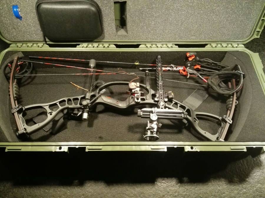HOYT Compound bow set, For hobby purposes, a barely shot HOYT CRX PRO Series in top condition with extensive equipment.
30 inch extension with 60 lbs draw weight.
Equipment:
Dustproof plastic case with rolls of iSeries. 
Cartel visor and quadruple scope. 
Clarifier Peep. Thus, the disc can be seen razor sharp. 
Stabilizing system. 
Release. 
Bow stand and matching arrows.