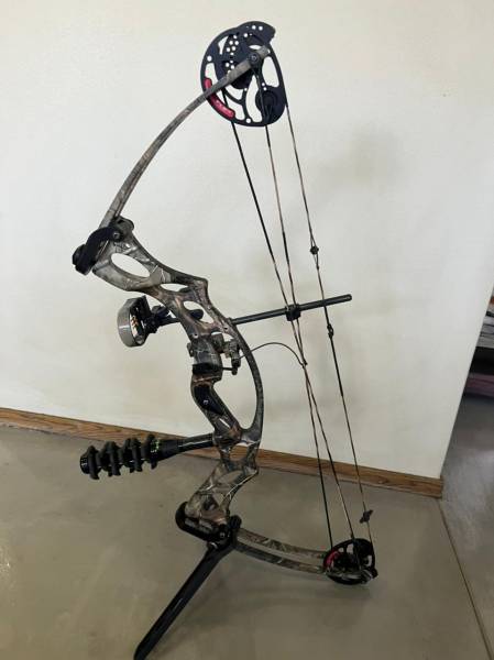 Hoyt Ruckus, Hoyt Ruckus for sale, 18 - 28 draw lentgh with drop away rest, stabilizer, bag and18 arrows,
Ideal bow for kids or beginners.
