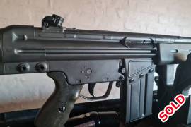 HK G3 SANW R2, Good condition HK G3 modified by SA for bushwar and called the R2 with 4 aluminium mags and 2 steel mags. Semi automatic only.
JOE
0828496121