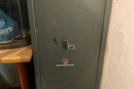 SA Safe. 4 Rifle safe. No keys, 510mm x 510mm x 1300mm. Unfortunately no key, but lock can be replaced by a locksmith. Collection in Brackenfell, Cape Town. R5000 neg
