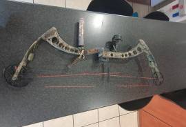 Compound and Recurve package, Bow package. 2 x compound bows. 2 x recurve bows. Arrows and accesories. 1 x target butt