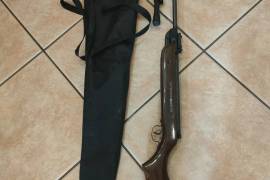 Norinco pellet gun, This gun has hardly been used. I had it serviced a week ago because it has not been in use. It also has a new spring. It also comes with a telescope and rifle bag.