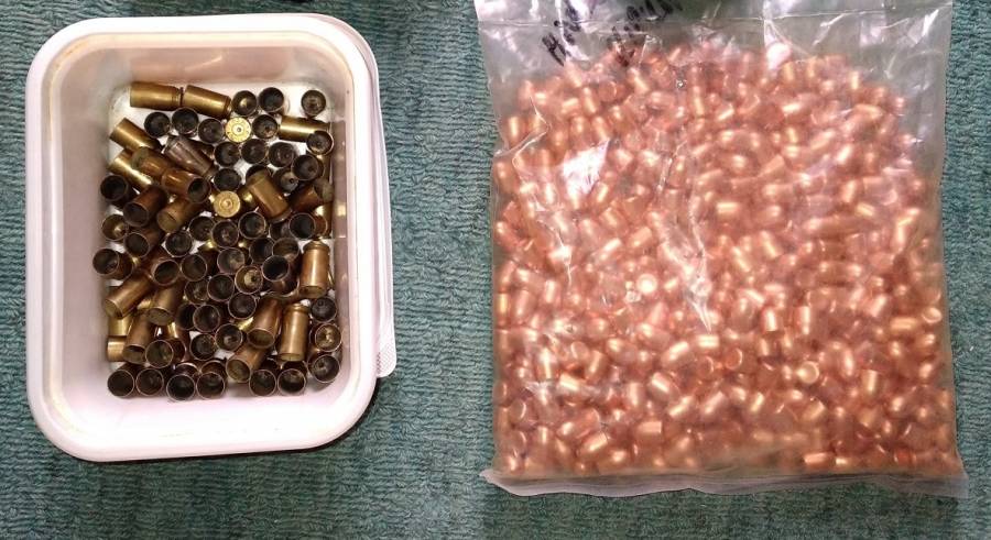 Lee Pro 1000 45 ACP press, Lee Pro 1000 45 ACP reloading press - excellent condition
Full bag of bullet heads
used brass for reloading.