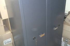 Double door safe, Double door 1500x1000x500 rifle safe never used or mounted in 100% new condition in Pretoria. Few boxes in it for space saving. It is new with handles still wrapped. Planned to expand my rifle tellie but selling now and new Sako and Vortex Razor and Vipers to follow soon. It is an excellent safe.