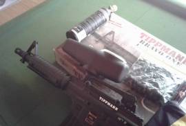 Tippmann , Tippmann Bravo One Elite paintball rifle.
Includes two Gorilla CO2 cylinders, shut off valve with psi meter, 100 skull breaker rounds, 10 pepperball rounds, hopper, 4 extra springs, barrel cover.
Has had 20 rounds through the barrel, never used for paintballl. Like new.