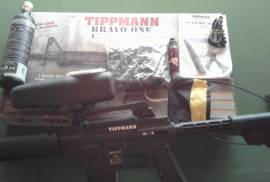 Tippmann , Tippmann Bravo One Elite paintball rifle.
Includes two Gorilla CO2 cylinders, shut off valve with psi meter, 100 skull breaker rounds, 10 pepperball rounds, hopper, 4 extra springs, barrel cover.
Has had 20 rounds through the barrel, never used for paintballl. Like new.