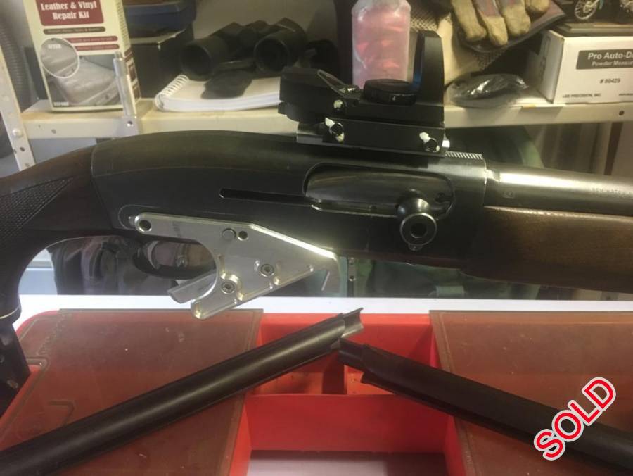 12 ga Remington semi auto extended tube, remington 12ga semi auto with extended tube and extras on rifle to give you the edge at shotgun sport shooting.
including 7 X speed loaders
sight
chokes
