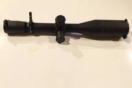 LEUPOLD MARK MILDOT, 30mm, MATTE, ALUMINA COVER, LEUPOLD MARK 4 4.5-14x50 LR/T M1, MILDOT, 30mm, MATTE, ALUMINA COVER
YOU ARE VIEWING A GENUINE LEUPOLD MARK 4  4.5-14X50MM LR/T (LONG RANGE TACTICAL) SCOPE. THIS SCOPE WAS MOUNTED ON A RIFLE FOR DISPLAY. IT HAS NEVER BEEN ON THE RANGE. IT IS FLAWLESS AND AS NEW IN THE BOX.
THIS INCLUDES THE LEUPOLD ALUMINA ALUMNUM FLIP-UP COVER PLUS WARNE SWITCHVIEW S2 LEVER WHICH COST
NO SCRATCHES OR FLAWS.
