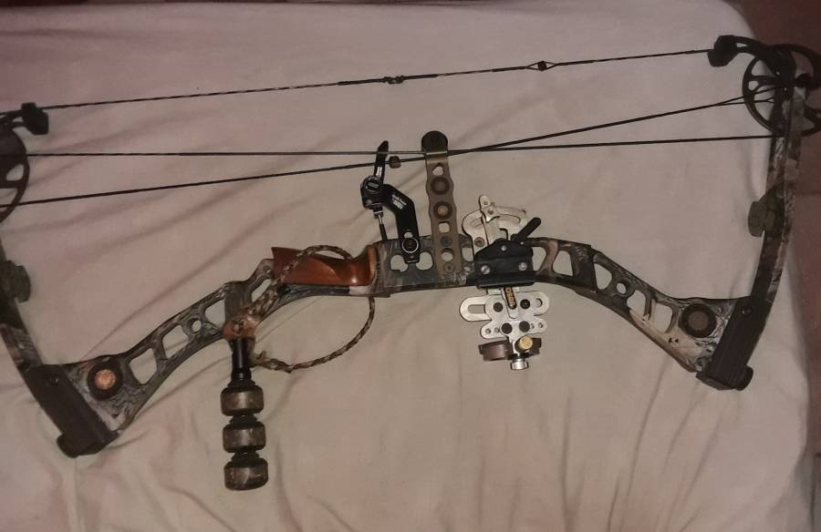 Matthews switchback, box, and full hunting kit., Matthews switchback bow for sale.
lots of extras on bow.
comes with a utility box
lots of arrows with over 40 diffrent broadheads
budd included
Scott release
lots of extras
0818670955 CONTACT ME FOR PICS