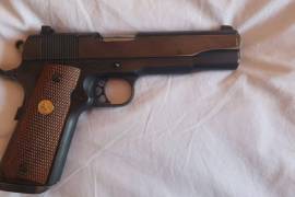 Colt 45 Government Model Series 80, Good day,
Im selling a Colt 45, 2 mags along with 1 holster and 1 mag clip