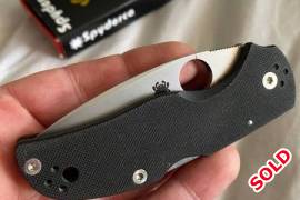 Spyderco Native 5 , Knife is in excellent condition . Hardly used and very close to new with original factory edge. Pics attest to its condition. Feel free to ask for any more pics.
Original box does have some damage to it. 