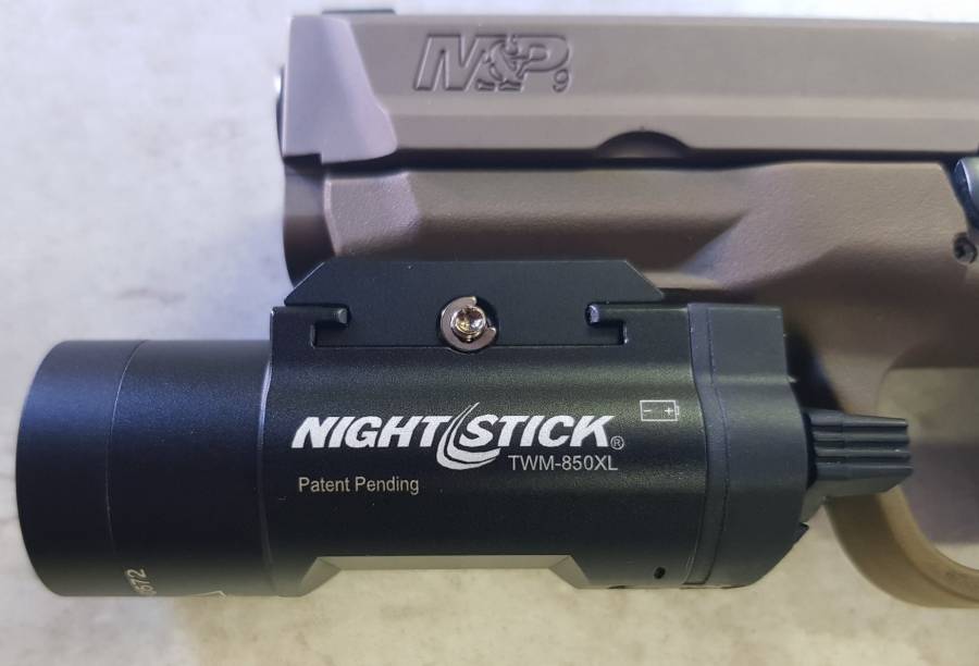 Tactical Weapon Light 850 Lumens, NIGHTSTICK Tactical Weapon Mounted Light with 850 Lumens output.
Ambidextrous toggle switch.
Momentary or constant-on.
Inc, 4 sets of cross-rail inserts for different pistol rails.
2x CR123 3v Lithium batteries Inc.
Aircraft grade Aluminum housing.
Waterproof to 1m.
1.75h run time.
 