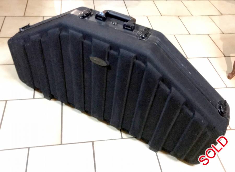 Vanguard Hard Bow Case, Black hard bow case made by Vanguard in 'n very good condition. The bow case can be locked, it can protect a  bow againt very hard knocks and is ideal when travelling. The bow case can hold most types of compounds and have holders for arrows and other equipment inside the case.