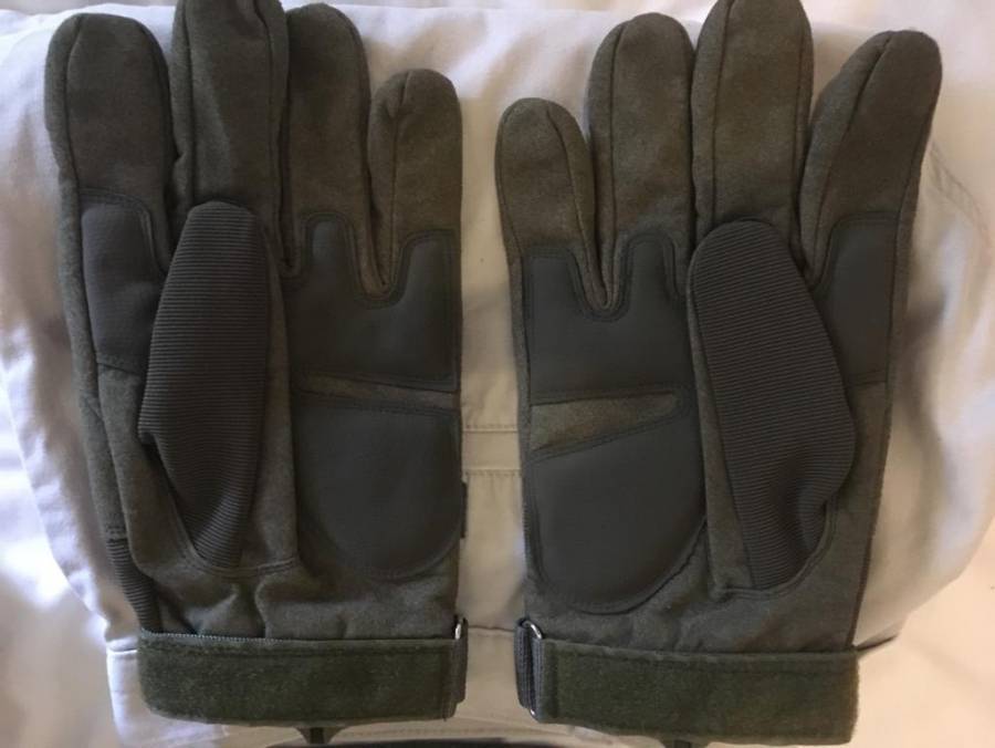 Oakley Military  Tactical gloves, Oakley Military Tactical Gloves for sale, brand new.. A good price of R250 neg
