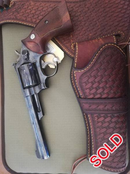 !!!Smith & Wesson - .357 Magnum Revolver!!!, Smith & Wesson .357 Magnum Revolver
Leather holster and belt.
6