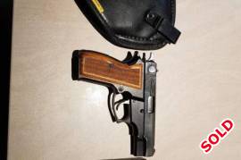 Luger 9mm short, Luger 9mm short. Very good condition. Includes 2 X holsters, 2 magazines and 41 rounds.