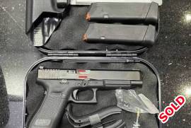 Glock 34 Gen5 MOS, Glock 34 Gen5 MOS.
Including Dawson Precision Fiber Optic Sights, 2 x +2 Glock Gen5 Magazines, MOS Adapter plates, Modified Daniels Holster, original sights, back straps/
