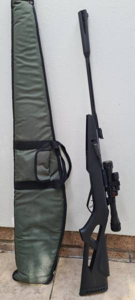 GAMO WHISPER X VAMPER, Like new. Includes scope, laser pointer, torch, rifle bag & ammo. (Silenced)