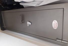 Gordon 4 Rifle Safe , 4 Rifles plus internal storage shelves
As new Condition
Comes with 2 keys
1200 mm High, 390 mm Wide, 380 mm deep. I will take to Postnet Depot for shipment. Shipping for buyers account.
 