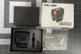 HOLOSUN AEMS [LIKE NEW] - R13k @ Retail, HOLOSUN SCOPE ADVANCED ENCLOSED MICRO SIGHT (AEMS).

ENCLOSED DESIGN WITH CLEAR FRONT AND REAR LENS COVERS.

50 000 HOUR BATTERY LIFE FOR DOT ONLY / 20 000 HOUR FOR CIRCLE-DOT.

MULTI RETICLE SYSTEM WITH THREE RETICLE OPTIONS.

SOLAR FALL SAFE & SHAKE AWAKE TECHNOLOGY.

MEMORY FUNCTION FOR BRIGHTNESSAND RETICLE SETTINGS.

8DL & 4NV BRIGHTNESS SETTINGS UNDER MANUAL MODE.

1.63