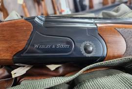 WEBLEY & SCOTT 912B 30'', Constructed with our tried-and-true steel box lock mechanism, finished in a sleek black and filled with

Superb Turkish walnut. When our Equipoise system (12g only) is fitted, you can produce the

ideal fit and balance with the included weights. This sophisticated but reasonably priced shotgun

is ideal for both novices and even the most experienced shooters.