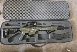 Derya MK12  semi auto 12g shotgun with extras, Semi auto shotgun comes with 3 mags, bore snake, vortex strike fire red dot, ammo case, x3 chokes and cleaning equipment, suede bag is damaged needs n zip. 