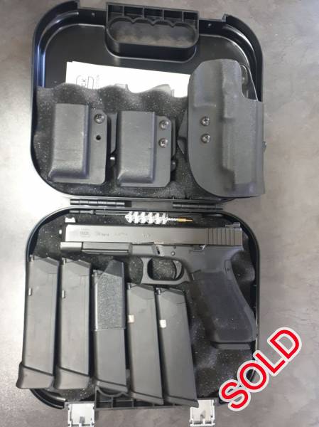 Glock 34 Gen 4 package , Glock 34 Gen 4 with RHT sights (Fiber optic) 
1Year old, +/- 1500 round. Set of backstroke included but not in photo. 

Extras ​​​​
​​​​2 x Standard mags
2 x Extended +​​​​​​2 mags
1 x CKCS Owb holster 
2 x Single mag carriers 

Nothing will ​​be sold separately! 

Firearm to be ​​​​transferred to  dealer stock