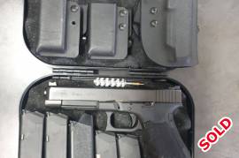 Glock 34 Gen 4 package , Glock 34 Gen 4 with RHT sights (Fiber optic) 
1Year old, +/- 1500 round. Set of backstroke included but not in photo. 

Extras ​​​​
​​​​2 x Standard mags
2 x Extended +​​​​​​2 mags
1 x CKCS Owb holster 
2 x Single mag carriers 

Nothing will ​​be sold separately! 

Firearm to be ​​​​transferred to  dealer stock