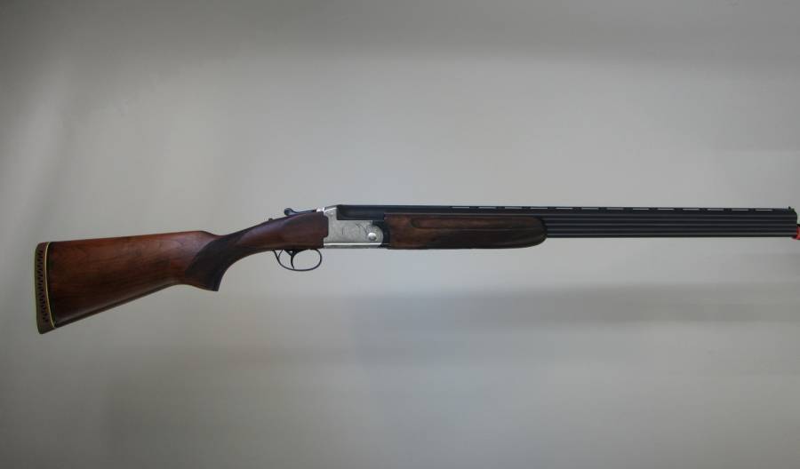 AYA FIELD GUN OVER & UNDER 12G SHOTGUN, Spanish made 12g over-and-under shotgun with 28″ barrels and 3/4 and cylinder chokes. The woodwork is in good condition with Gun-Kote finish to the barrels. Includes a lockable hard-plastic case.