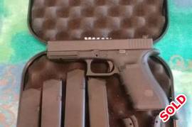 GLOCK 17 Gen 4, GLOCK 17 Gen4 for sale. Less than 500 rounds fired, imaculate condition, gun is 5 months old. Package includes original box and accesories, also included is 2 extra 17rd magazines (total of 4 magazines in box).