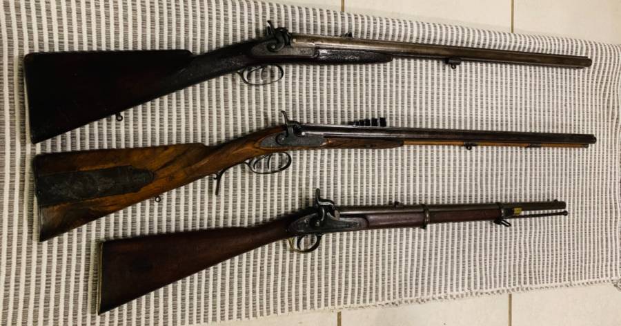 3 black powder guns , 1)Ander Shotgun is a Isaac Hollis and Sons was a gun maker and patentee from London, England in 1861. Throughout the years, Hollis manufactured sporting firearms for the South African market and cheap guns for trade. They also built rifles for the British government.

2) C Cape Rifle By John Hayton, Grahamstown SA
A Muzzle loading Double Barrelled Cape rifle, as used by game hunters in South Africa, mid 18th  Century. 
Original South African Double Barreled Cape Combination Gun by John Hayton of Graham's Town circa 1855
3) Tower  musket in very good clean condition ! 

All working and clean !
Black powder no license needed ! 

Contact me if intrested 0787224259