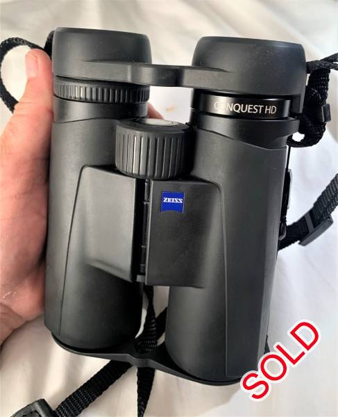 Zeiss Conquest HD 10x42 Binoculars, offers welcome, The well-balanced Conquest HD binoculars provide outstanding performance for ambitious nature observation. Uncompromising design, ergonomics and optics the name is Zeiss!
At 115 metres the CONQUEST HD 10x42 offers the largest field of view in its class. This gives you an optimum overview, even at long distances. Thanks to its increased magnification, you can experience especially detailed insights into the natural world. At the same time the new design with its perfect ergonomics ensures particularly easy operation, comfortable observation and precise focussing in any situation.