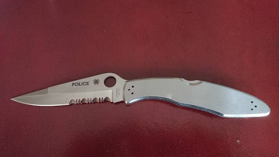 Spyderco POLICE S/S Original VG-10, Early Gen.!, The legendary heavy duty folder of Spyderco in its most successful version, half plain/serrated, made in Seki JAPAN! Solid hollow ground blade of VG-10 S/S, measuring 4.125