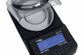 DAA SCL-770 RELOADING SCALE, The DAA SCL-770 Reloading Scale is a compact and feature packed, which will offer you high precision and reliability for years of service.  Max Capacity: 770 gn / 50 g Readability: 0.02 gn / 0.001 g Weight units: Grain, Grams, Ounces, Troy Oounces, Carats Dimensions:       Overall: 141 mm x 75 mm x 36 mm Platform: 65 mm Diameter Display: 44 mm x 15 mm Calibration: 20 g & 50 g (included) Power: 4 x AAA batteries (included) or USB Cable (included) Included:             Scale Unit Zippered Hard Case Pro Tweezers, Weights and Pan 4 x AAA batteries and USB cable User Guide Please note: NOT suitable for Trickling!

