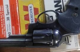 Ruger , Ruger Police Service Six in 357 
Magnum. 
Law Enforcement side arm in the US for many years. 
4 inch barrel.  
Comes with 300 once fired brass (38spl)
Ideal for sports shooting, 
hunting and home defence. 
In excellent  unabused condition.
Tight lockup.
Built like a tank. 
R3950 
Contact me asap to avoid 
disappointment. 
0716891528 
