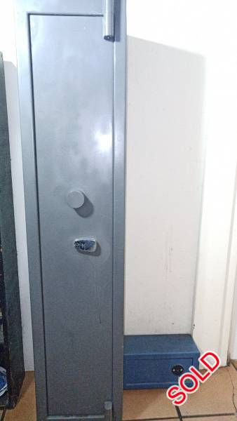 Rifle Safe , B2 Rifle Safe in Muldersdrift, Krugersdorp.
Excellent condition, can store 5 rifles with 2 keys.
Please call/WhatsApp or email  - 072 321 7453​​​​​​