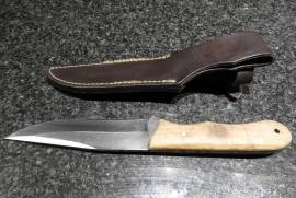 Meula Pioneer Knife, Meula Pioneer for sale.

Blade length: 14 cm
Handle length:12.5
Olive wood handle
Leather sheath

R500