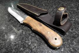 Meula Pioneer Knife, Meula Pioneer for sale.

Blade length: 14 cm
Handle length:12.5
Olive wood handle
Leather sheath

R500