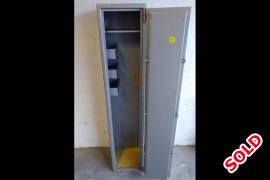 4 Rifle safe , Peninsula Supersafe for sale
SABS approved 
1450(h)x300(w) x 290 (d)

Contact me on 082 304 8462