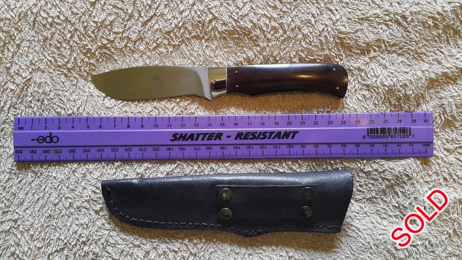 Bossie Hunter 3 (Handmade), R1200.00 Bossie Hunter 3 (Handmade by Bossie in Clarens) with warthog etch.
Numbered: 2010/272
Blade length: 90 mm.
Total length: 195 mm.
Sheath: Leather
Handle: Wood
No box