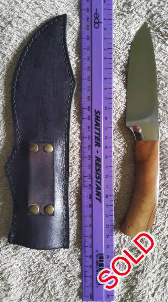 Bossie Hunter 10, R1350.00 Bossie Hunter 10 (Handmade by Bossie on order in Clarens) with elephant etch.
Number 2009/386
Blade length: 105 mm.
Total length: 225 mm.
Sheath: Leather
Handle: Wood
No box