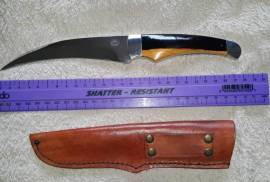 Bossie Custom made, R1400.00 Bossie cutom made knife (Handmade in Clarens by Bossie)
Number: 2010/270
Blade length: 145 mm.
Total length: 265 mm.
Handle: Wood
Sheath: Leather
No box