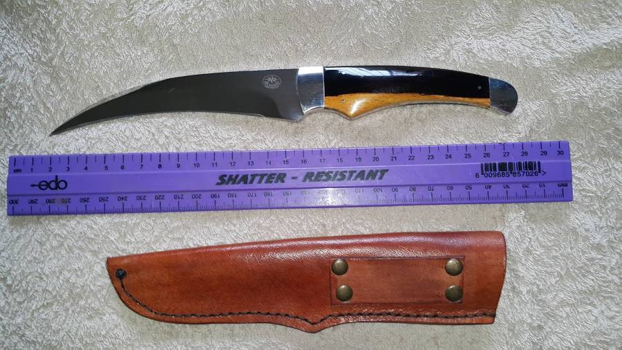 Bossie Custom made, R1400.00 Bossie cutom made knife (Handmade in Clarens by Bossie)
Number: 2010/270
Blade length: 145 mm.
Total length: 265 mm.
Handle: Wood
Sheath: Leather
No box