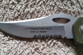 Blackie Collins (Meyerco), R550.00 Blackie Collins (Meyerco) G10 (Limited edition - 1st production run.)
Blade length: 90 mm.
Open length: 205 mm.
Handle: Synthetic
Belt clip
Boxed