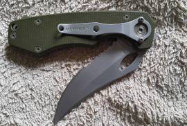 Blackie Collins (Meyerco), R550.00 Blackie Collins (Meyerco) G10 (Limited edition - 1st production run.)
Blade length: 90 mm.
Open length: 205 mm.
Handle: Synthetic
Belt clip
Boxed