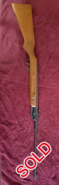 Lucznik 87 air rifle, This air rifle was made in Poland is a real beauty and nice addition to any person that collects vintage air rifles.  Neck break Springer air rifle.